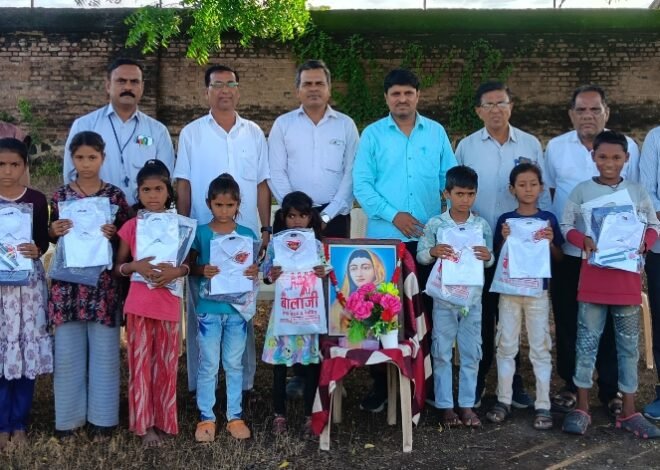 लोकमातेच्या स्मृतिदिनानिमित्त अभिवादन व गणवेश वितरण !… , संत सावता माळी समाज सुधारणा पंचमंडळ मोठा माळीवाडा यांच्याकडून ३१०० रु.चा धनादेश !  ,माजी विद्यार्थी नितीश कापडणे यांच्याकडून ५ गणवेश !