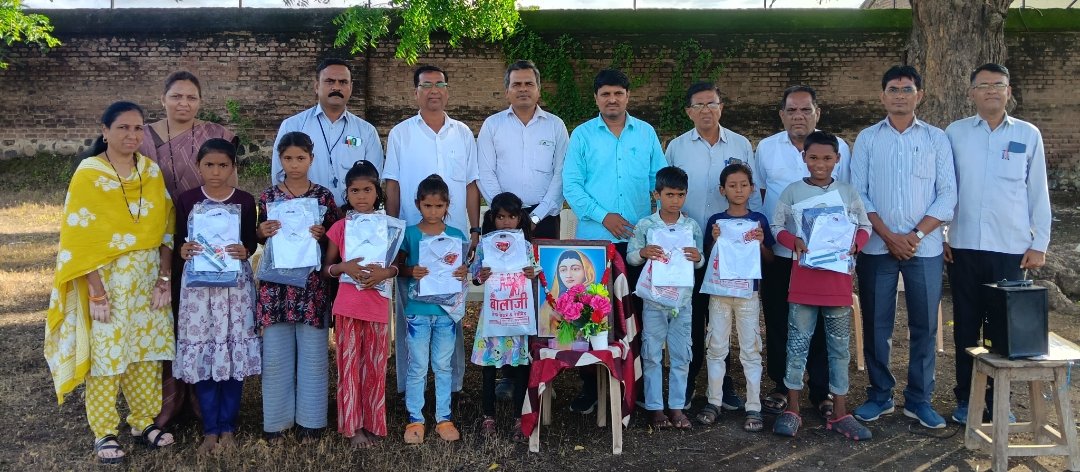 लोकमातेच्या स्मृतिदिनानिमित्त अभिवादन व गणवेश वितरण !… , संत सावता माळी समाज सुधारणा पंचमंडळ मोठा माळीवाडा यांच्याकडून ३१०० रु.चा धनादेश !  ,माजी विद्यार्थी नितीश कापडणे यांच्याकडून ५ गणवेश !
