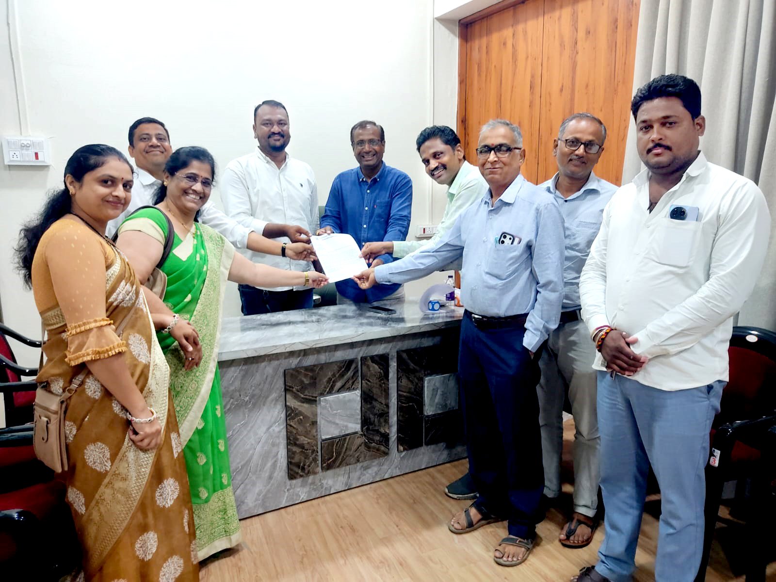 मोबाईलला दोन तास ‘नो एंट्री’!  ,अमळनेरच्या विद्यार्थ्यांसाठी ‘दोन तास मोबाईलपासून मुक्ती’चा अभिनव उपक्रम , सायंकाळी ७ ते ९ अभ्यास, वाचनासाठी राखीव; नगर परिषद व PTAच्या संयुक्त उपक्रमाचा मानस