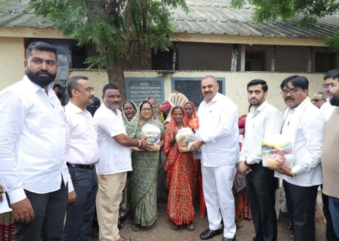 अमळनेरात अतिवृष्टी बाधितांना आमदार अनिल पाटील यांच्या हस्ते किराणा किटचे वाटप , बाधित कुटुंबांना पुढील आठवड्यात मिळणार दहा हजारांची मदत-आमदारांची माहिती