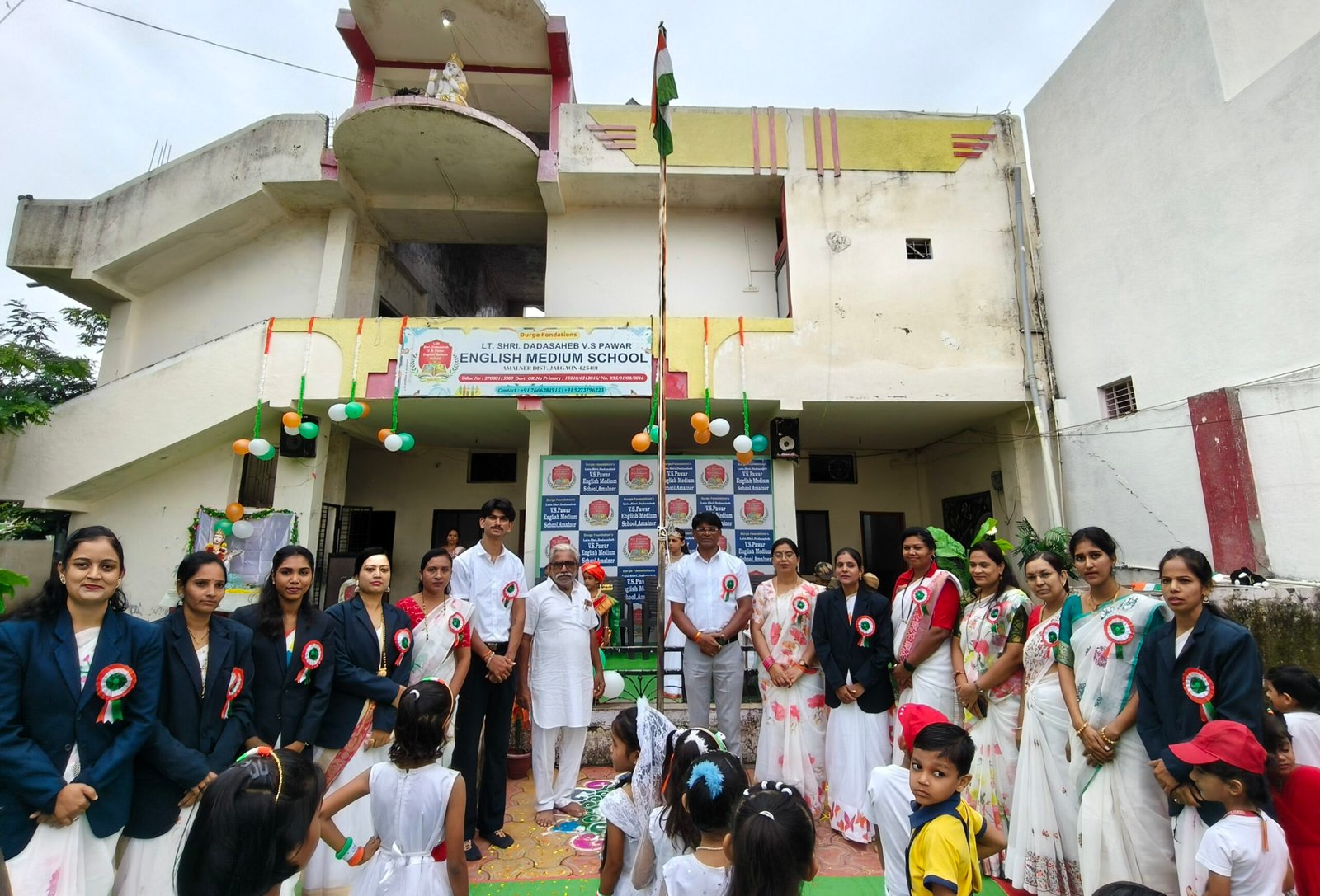 व्ही एस पवार इंग्लिश मीडियम स्कूल मध्ये देशभक्तीच्या उत्साहात रंगला ८० वा स्वातंत्र्य दिन सोहळा