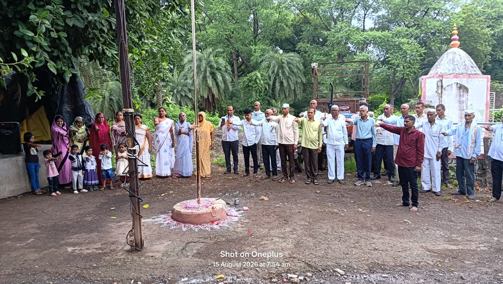रामेश्वर खुर्दमध्ये स्वातंत्र्यदिन उत्साहात; गुणवंत विद्यार्थ्यांना रोख बक्षिसांची पर्वणी,  देशभक्तीच्या वातावरणात ध्वजारोहण; दानशूरांच्या सहकार्यातून शैक्षणिक साहित्य व शाळा विकासाला बळ