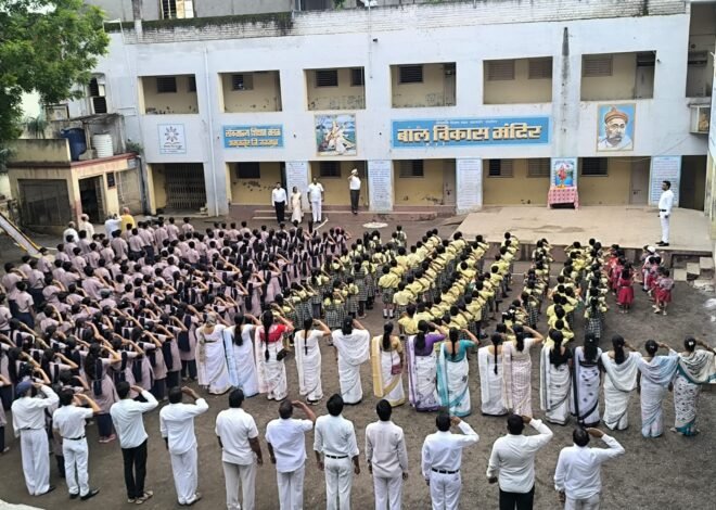 नवीन मराठी शाळेत स्वातंत्र्य दिन उत्साहात साजरा: विद्यार्थ्यांकडून देशभक्तीपर कार्यक्रमांचे सादरीकरण