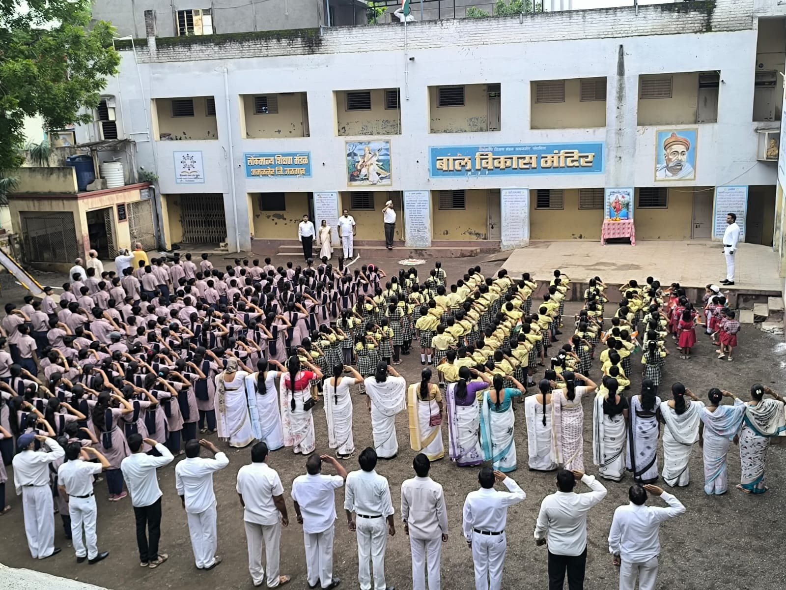 नवीन मराठी शाळेत स्वातंत्र्य दिन उत्साहात साजरा: विद्यार्थ्यांकडून देशभक्तीपर कार्यक्रमांचे सादरीकरण