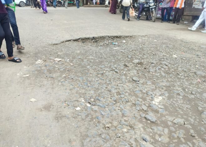 अमळनेर बस स्थानकाच्या प्रवेशद्वारावरच धोकादायक खड्डा