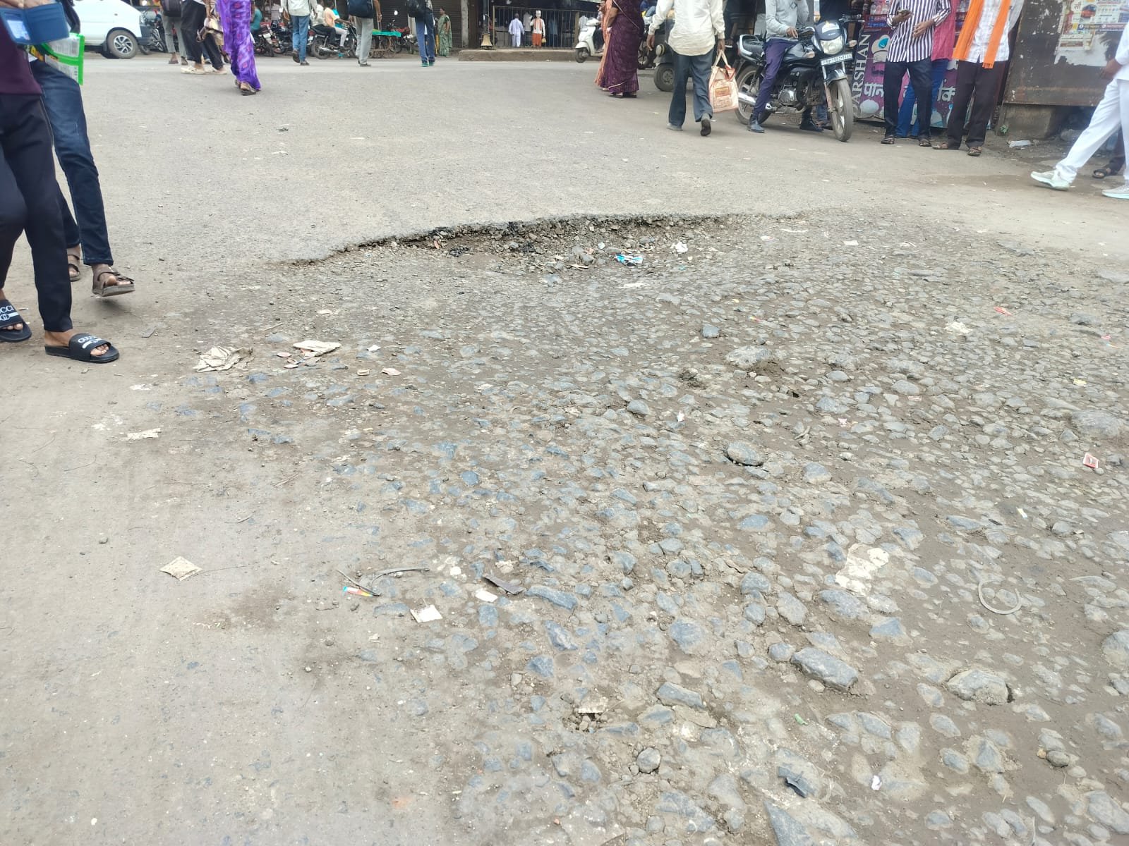 अमळनेर बस स्थानकाच्या प्रवेशद्वारावरच धोकादायक खड्डा