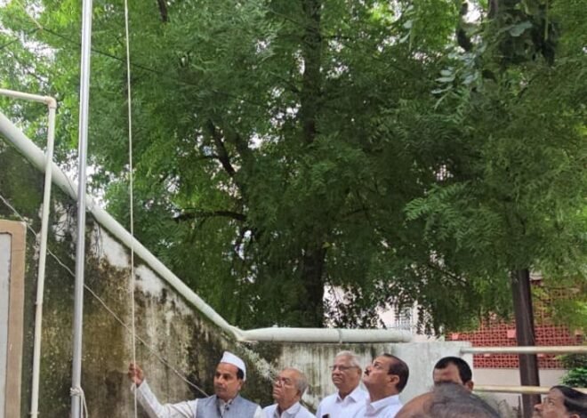 ग.स. सोसायटीच्या ध्वजारोहणाचा मान आरोग्य विभागाला!!!,   चोपडा तालुका आरोग्य सहाय्यक बापूसाहेब विजय योगराज देशमुख यांच्या शुभहस्ते राष्ट्रध्वजारोहण; आरोग्य कर्मचाऱ्यांच्या सेवाभावी कार्याचा गौरव