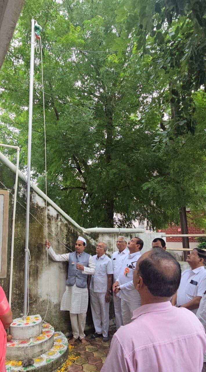 ग.स. सोसायटीच्या ध्वजारोहणाचा मान आरोग्य विभागाला!!!,   चोपडा तालुका आरोग्य सहाय्यक बापूसाहेब विजय योगराज देशमुख यांच्या शुभहस्ते राष्ट्रध्वजारोहण; आरोग्य कर्मचाऱ्यांच्या सेवाभावी कार्याचा गौरव