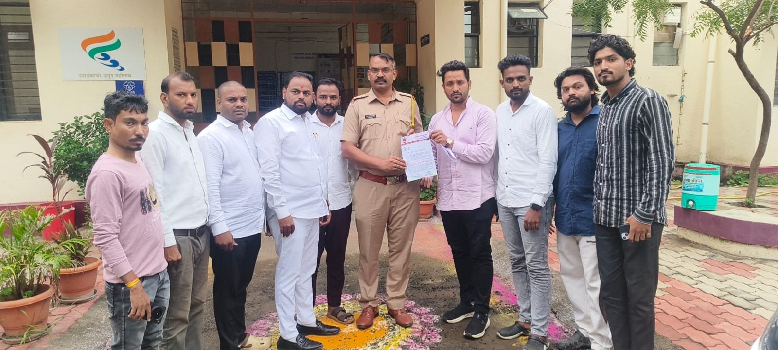 बजाज फायनान्सच्या कथित अरेरावी विरोधात शिवसेना–युवासेनेचे अमळनेर पोलीस ठाण्यात निवेदन
