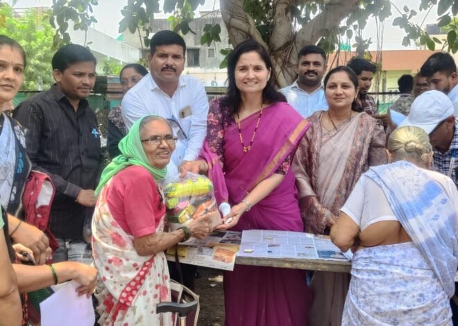 अतिवृष्टी व पुरामुळे नुकसान झालेल्या शंकर नगर व संताजी नगरातील लाभार्थीना किराणा किट वाटप