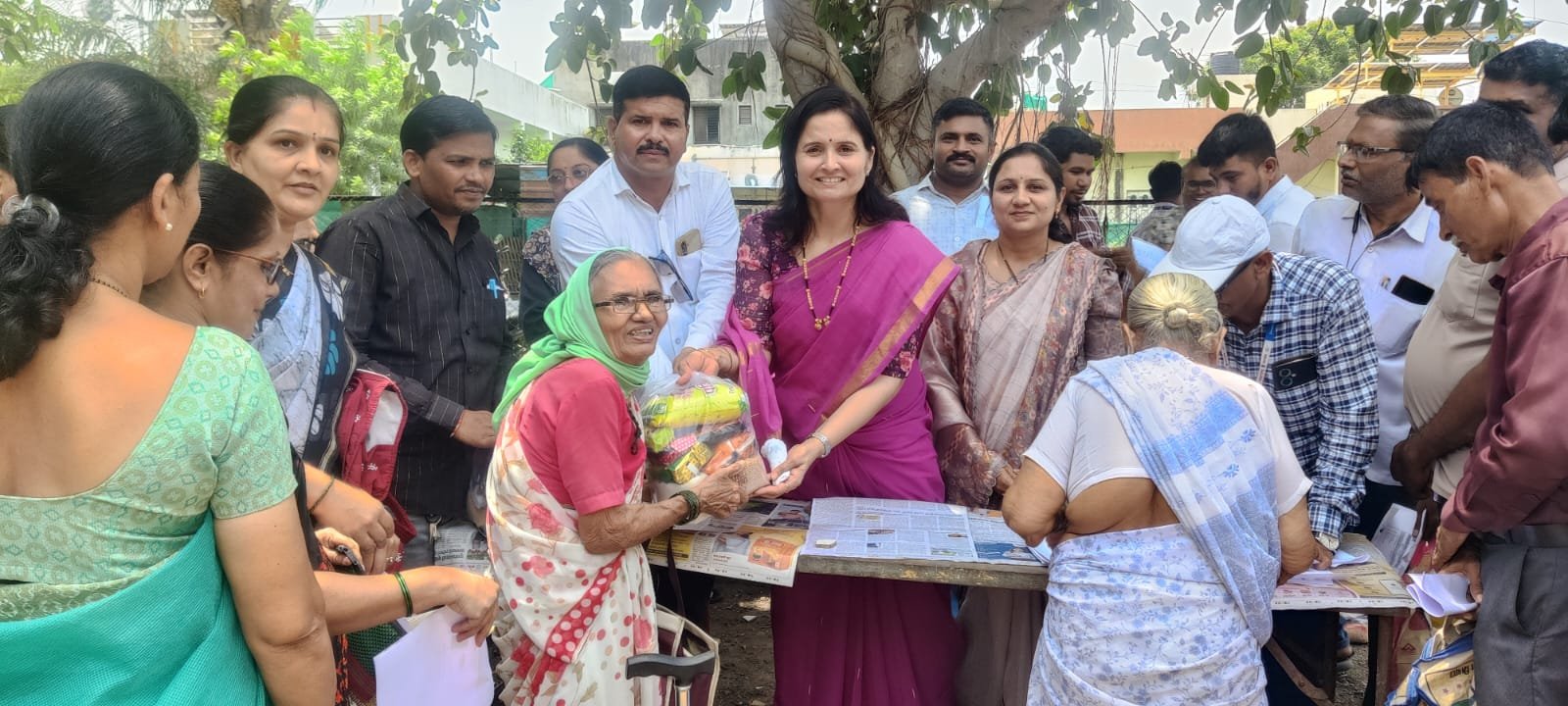 अतिवृष्टी व पुरामुळे नुकसान झालेल्या शंकर नगर व संताजी नगरातील लाभार्थीना किराणा किट वाटप