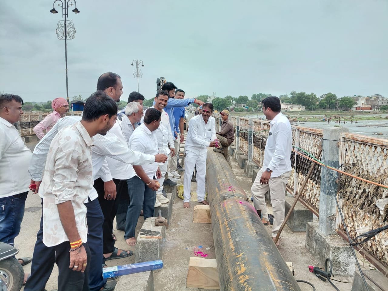 मुख्य जलवाहिनीची दुरुस्ती पूर्ण; शहराचा पाणीपुरवठा पूर्ववत , पुराच्या तडाख्यात वाहून गेलेली जलवाहिनी युद्धपातळीवर दुरुस्त; नगरपरिषद प्रशासनाच्या अथक प्रयत्नांना यश