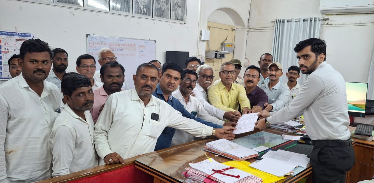 शासकीय काम करताना कर्मचाऱ्यांवरील हल्ल्याचा राजपूत एकता मंच तर्फ़े तीव्र निषेध,  अमळनेर प्रांताधिकाऱ्यांना निवेदन; दोषींवर कठोर कारवाईची मागणी