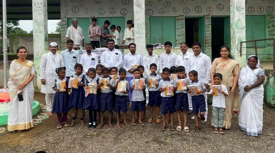 ज्ञानदीप अभियानातून १,००० विद्यार्थ्यांच्या शिक्षणाला आधार  डी. एल. सोशल फाउंडेशनतर्फे शैक्षणिक साहित्य वाटप  पुढील टप्प्यात ५० विद्यार्थ्यांना शिक्षणासाठी दत्तक घेणार