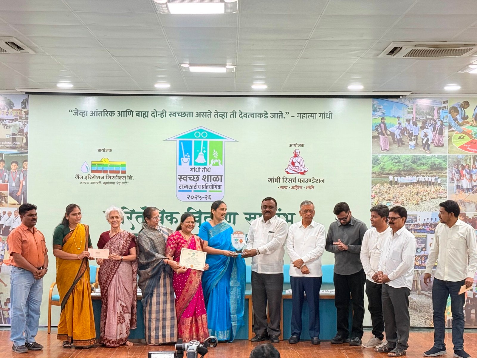 ए. टी. झांबरे माध्यमिक विद्यालयाचा राज्यस्तरीय स्वच्छ शाळा स्पर्धेत गौरव; तालुका विभागातून तृतीय 