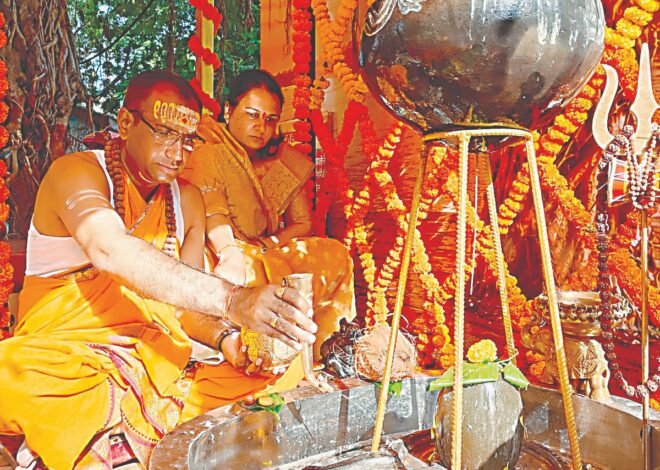 श्री मंगळग्रह मंदिरात भक्तीमय वातावरणात रुद्र महाभिषेक ,श्रावणानिमित्त आयोजन;  उपनगराध्यक्ष प्रशांत निकम सपत्नीक होते पूजेचे विशेष मानकरी