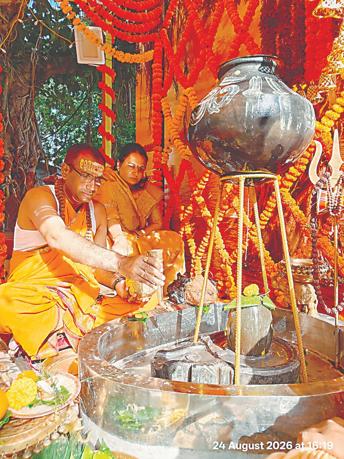 श्री मंगळग्रह मंदिरात भक्तीमय वातावरणात रुद्र महाभिषेक ,श्रावणानिमित्त आयोजन;  उपनगराध्यक्ष प्रशांत निकम सपत्नीक होते पूजेचे विशेष मानकरी