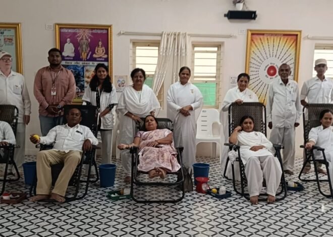 रक्तदानातून सामाजिक बांधिलकीचा संदेश; अमळनेरमध्ये ब्रह्माकुमारी केंद्रात रक्तदान शिबिर उत्साहात , स्वर्गीय प्रकाशमणी दादिजी यांच्या १९व्या पुण्यतिथीनिमित्त व स्त्री-पुरुष समानता दिनाचे औचित्य; रंजो दीदी व वैष्णवी दीदींसह अनेक रक्तदात्यांचा उत्स्फूर्त सहभाग