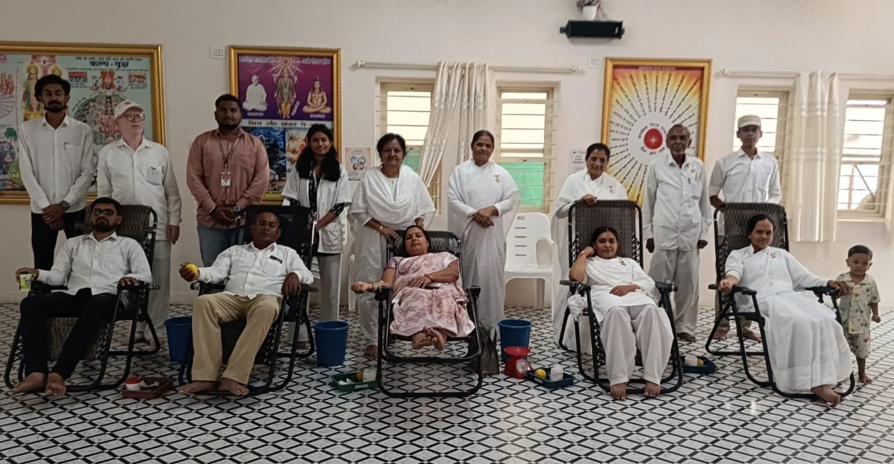 रक्तदानातून सामाजिक बांधिलकीचा संदेश; अमळनेरमध्ये ब्रह्माकुमारी केंद्रात रक्तदान शिबिर उत्साहात , स्वर्गीय प्रकाशमणी दादिजी यांच्या १९व्या पुण्यतिथीनिमित्त व स्त्री-पुरुष समानता दिनाचे औचित्य; रंजो दीदी व वैष्णवी दीदींसह अनेक रक्तदात्यांचा उत्स्फूर्त सहभाग