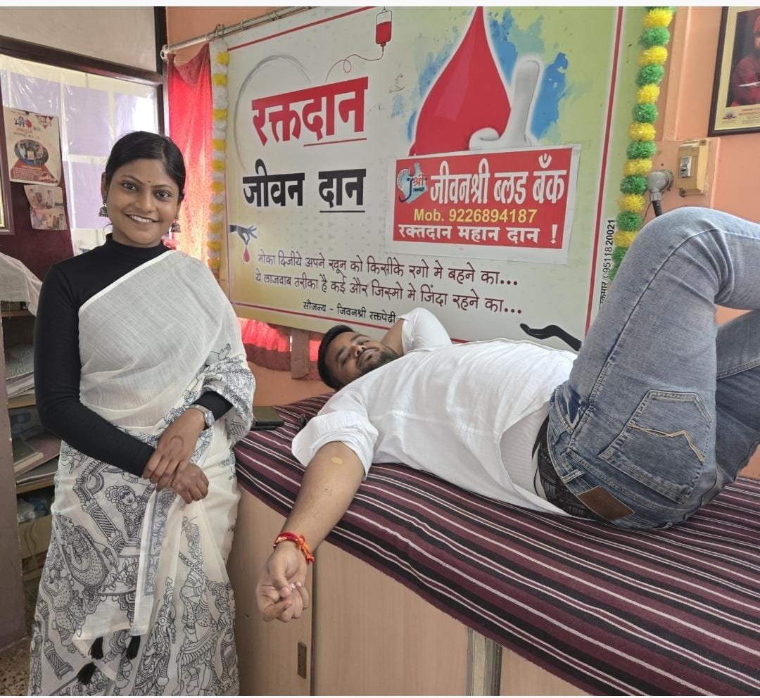 वैवाहिक जीवनाची सुरुवात सामाजिक बांधिलकीने; अमळनेरच्या तरुण वकील दांपत्याने रक्तदानासह केला अवयवदानाचा संकल्प , ॲड. सारांश व ॲड. पूजा यांचा साधेपणाने विवाह साजरा; लग्नाचा आनंद समाजोपयोगी कृतीशी जोडण्याचा प्रयत्न