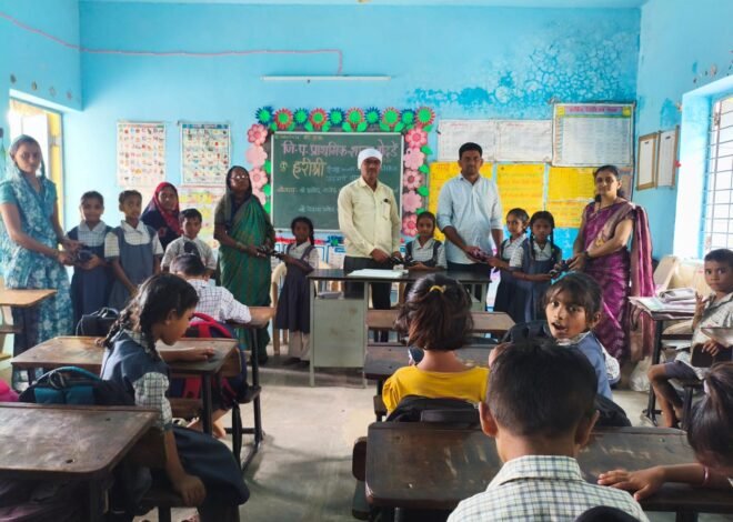 गरीब विद्यार्थ्यांच्या पावलांना दिला सुखाचा आधार!  ,पाटील दाम्पत्याचा संवेदनशील उपक्रम; ३५ विद्यार्थ्यांना दर्जेदार पादत्राणे व कपकेक वाटप
