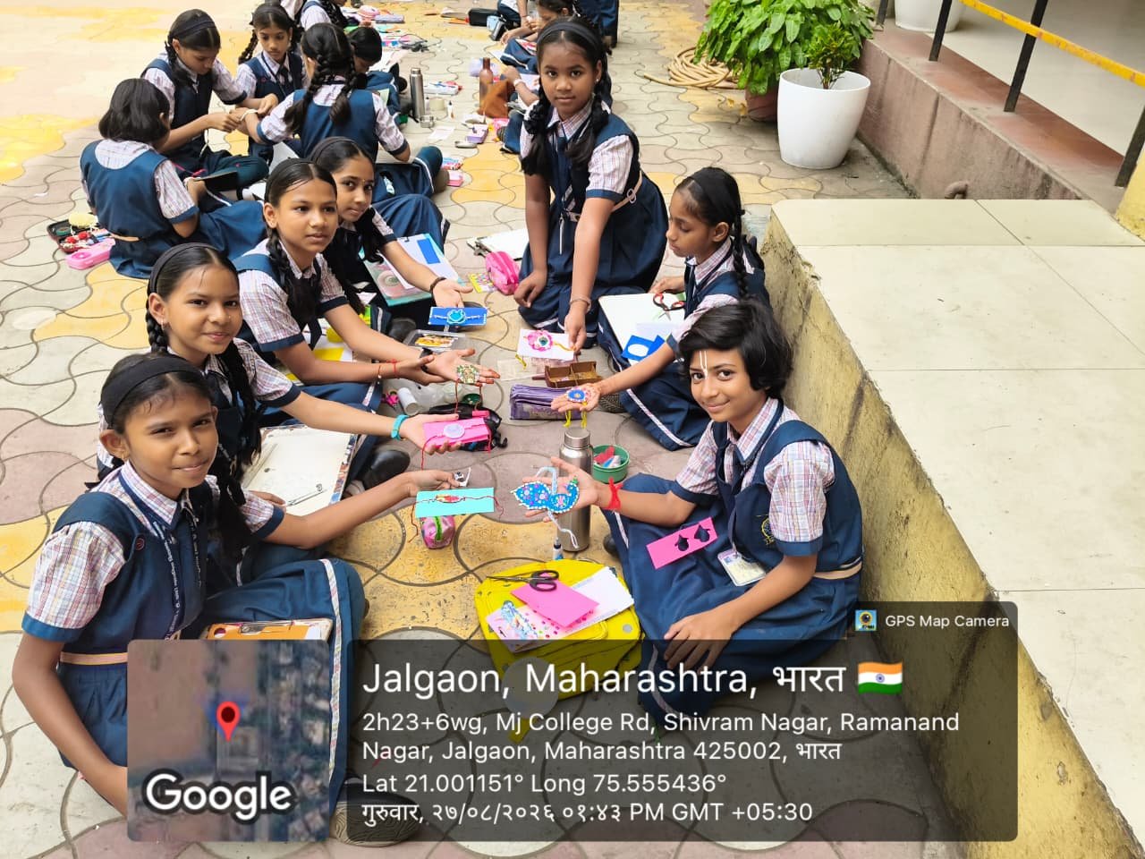 रक्षाबंधनानिमित्त ए.टी. झांबरे विद्यालयात पर्यावरणपूरक राखी निर्मिती