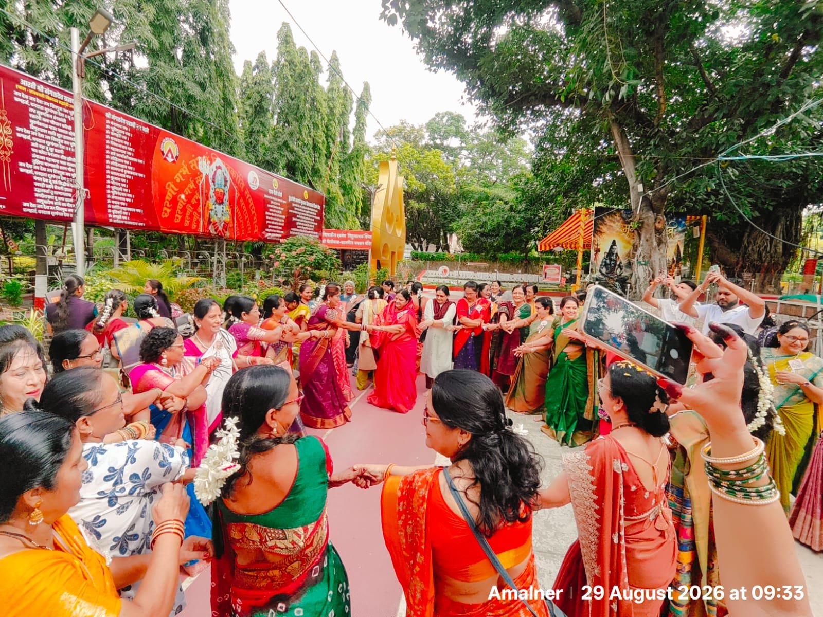 ढोल-ताशांच्या गजरात माहेरवाशिणींचे औक्षणासह जल्लोषी स्वागत!,  गजरा, मेंदी, बांगड्यांच्या साजशृंगारात नटल्या अमळनेरच्या लेकी; पारंपरिक खेळांनी जागवल्या माहेरच्या सुखद आठवणी
