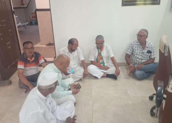 सव्वातीन किलोमीटरच्या रस्त्यासाठी काँग्रेसचा PWD कार्यालयावर धडक मोर्चा!,  ‘लेखी पत्र घेतल्याशिवाय उठणार नाही’ — ठिय्या आंदोलनाने प्रशासनाची धावपळ; अखेर काम लवकर सुरू करण्याचे लेखी आश्वासन!