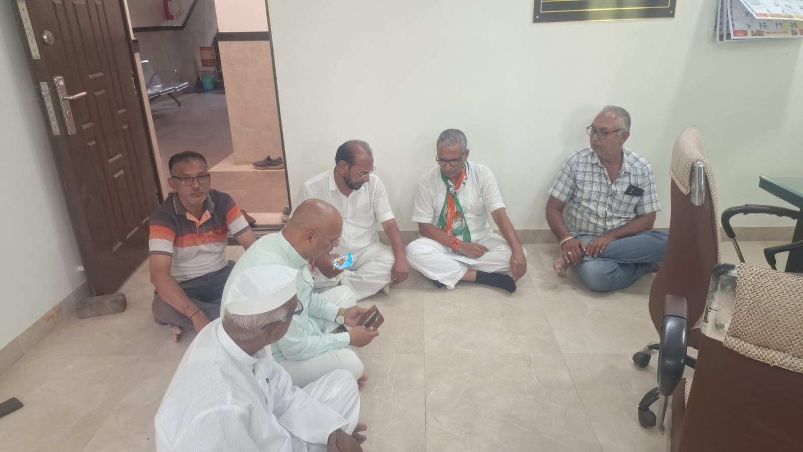 सव्वातीन किलोमीटरच्या रस्त्यासाठी काँग्रेसचा PWD कार्यालयावर धडक मोर्चा!,  ‘लेखी पत्र घेतल्याशिवाय उठणार नाही’ — ठिय्या आंदोलनाने प्रशासनाची धावपळ; अखेर काम लवकर सुरू करण्याचे लेखी आश्वासन!