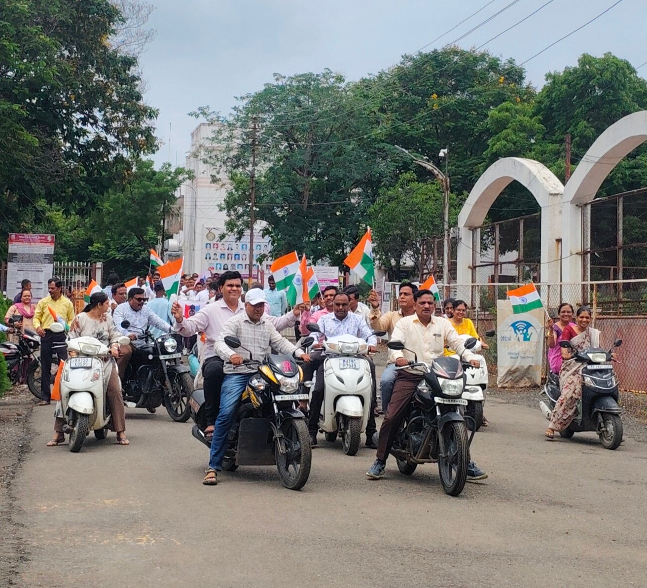 तिरंग्याच्या साक्षीने राष्ट्रप्रेमाचा जागर — स्वामी विवेकानंद कनिष्ठ महाविद्यालयाची दिमाखदार बाईक रॅली
