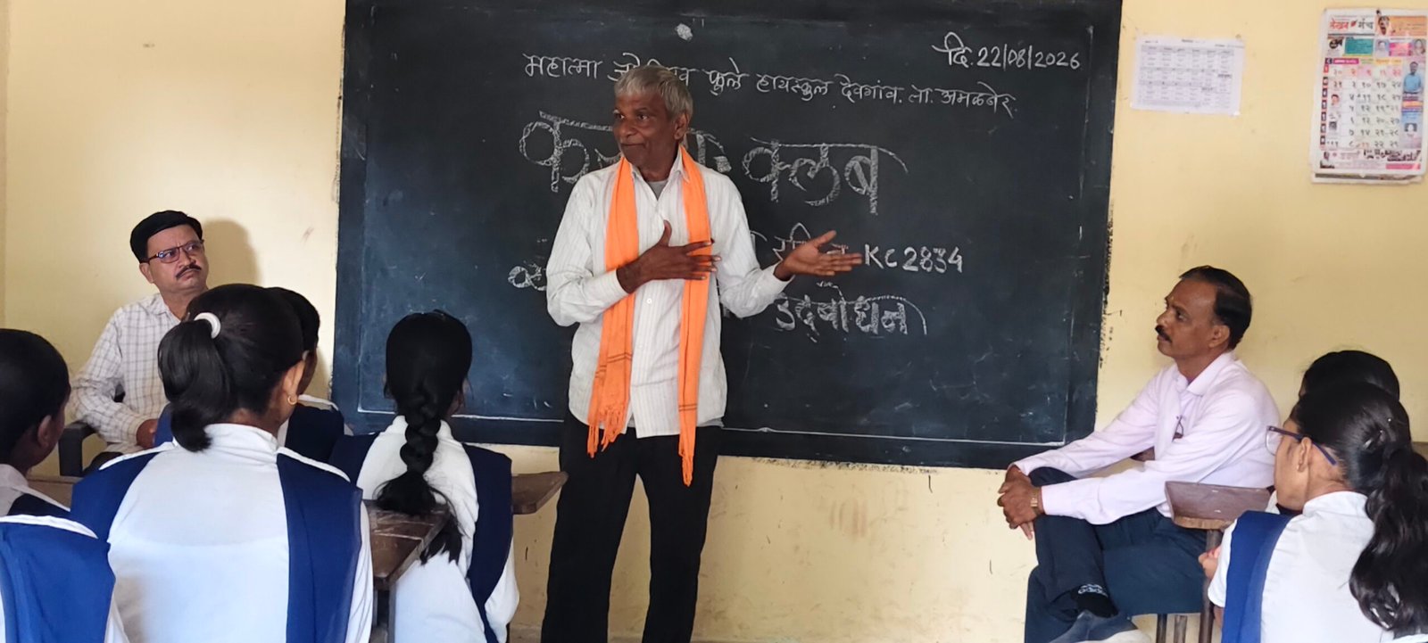 करुणा क्लबच्या उपक्रमातून समाजजागृतीची हाक; बापूराव सोनवणे यांच्या अहिराणी गीतांनी रंगला कार्यक्रम