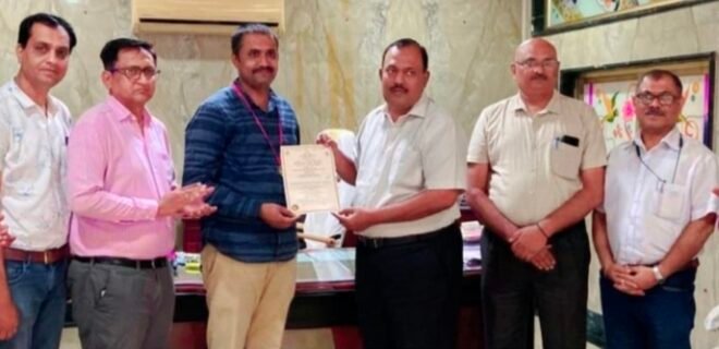 गुणवत्तेच्या प्रवासाला पीएचडीची कोंदण; प्रा. नितीन पवारांचा प्रेरणादायी शैक्षणिक प्रवास  ,दहावीपासून विद्यापीठापर्यंत अव्वल कामगिरी; २०२० मध्ये गोल्ड मेडल, आता डॉक्टरेट पदवी