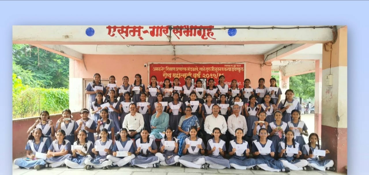 सीमेवरील वीरांसाठी अमळनेरच्या लेकींची ‘राखीची सलामी’!  ,साने गुरुजी कन्या हायस्कूलच्या विद्यार्थिनींनी स्वतः राख्या तयार करून जवानांना पाठवल्या; ‘आनंददायी शनिवार’मधून देशप्रेम आणि सर्जनशीलतेचा जागर