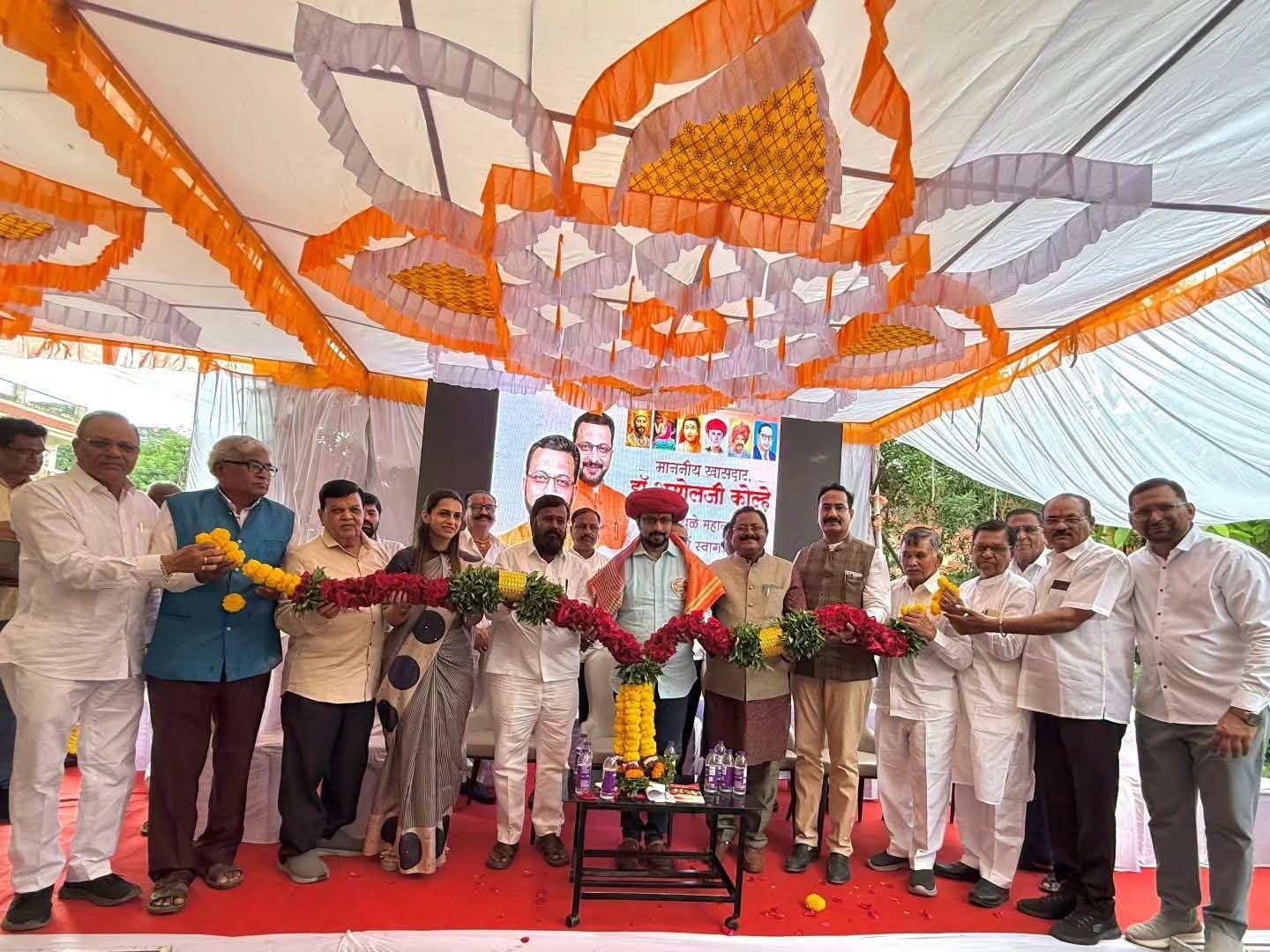 ‘सावित्रीबाई ज्योतिबा फुले’ मालिकेच्या युट्युब प्रसारणासाठी धुळे जिल्हा माळी समाजाचे योगदान  समाजसुधारक फुले दाम्पत्याची विचारधारा जनसामान्यांपर्यंत पोहोचविण्यासाठी सुमारे सहा लाखांचा निधी सुपूर्त