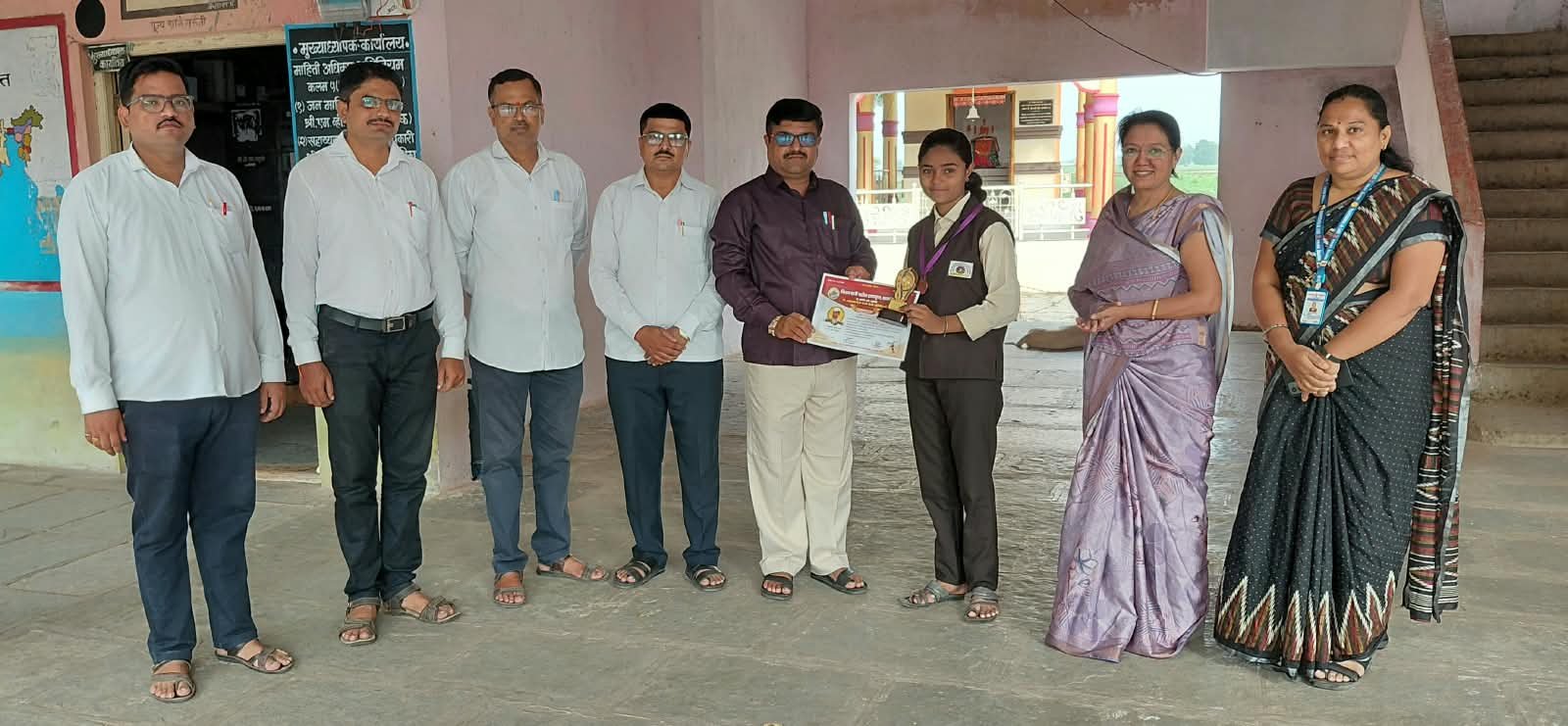 विद्यार्थ्यांच्या शैक्षणिक गुणवत्तेला प्रोत्साहन देणारा प्रेरणादायी उपक्रम,  कै. साहेबराव चिंधा बोरसे यांच्या स्मृतिप्रीत्यर्थ किसन दाजी पाटील हायस्कूलमध्ये गुणवंत विद्यार्थ्यांचा गौरव