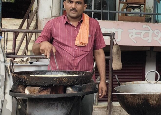अमळनेरच्या ‘हरियाणा स्पेशल जिलेबी’ला ग्राहकांची पसंती! , गुळाची जिलेबी ठरतेय खास आकर्षण; २० वर्षांच्या चवीच्या विश्वासाला ग्राहकांची साथ