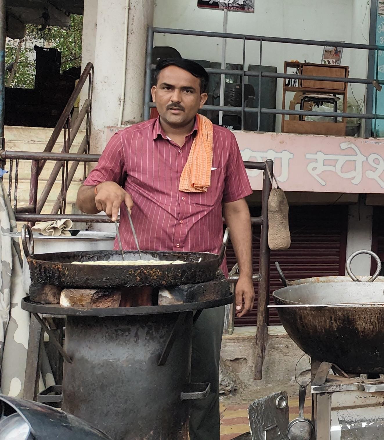 अमळनेरच्या ‘हरियाणा स्पेशल जिलेबी’ला ग्राहकांची पसंती! , गुळाची जिलेबी ठरतेय खास आकर्षण; २० वर्षांच्या चवीच्या विश्वासाला ग्राहकांची साथ