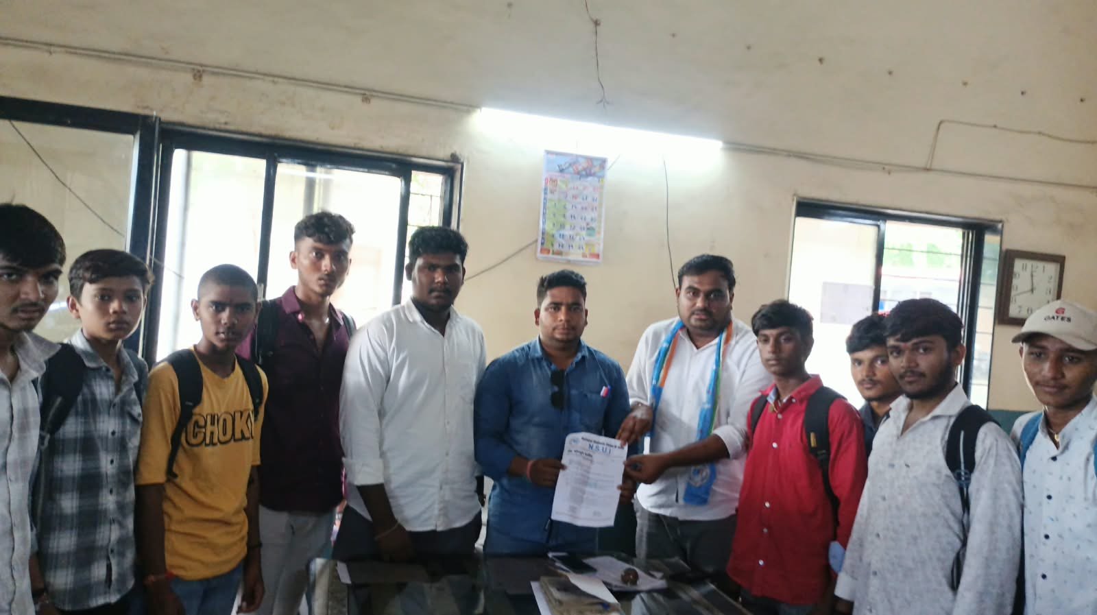 हिंगोणेतील एसटी बससेवा सुरळीत करण्याची मागणी,  विद्यार्थ्यांसह नागरिकांच्या गैरसोयींकडे NSUIने वेधले आगार प्रशासनाचे लक्ष