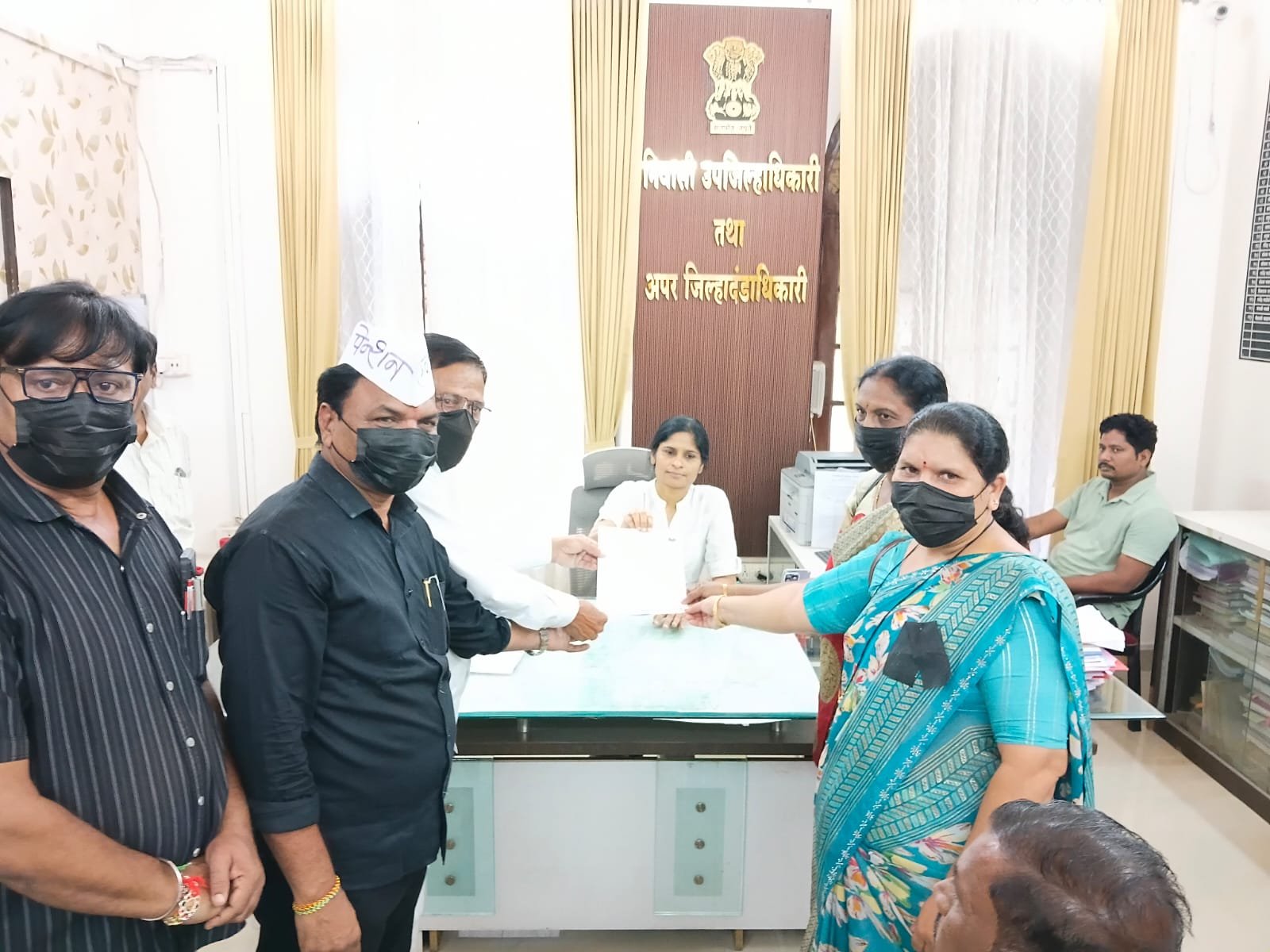 जुनी पेन्शनसाठी जिल्हाधिकारी कार्यालयावर काळे मास्क बांधून मुकमोर्चा , आगामी निवडणुकात मतदानावर बहिष्कारचा इशारा , इच्छा मरणाची परवानगीची मागणी