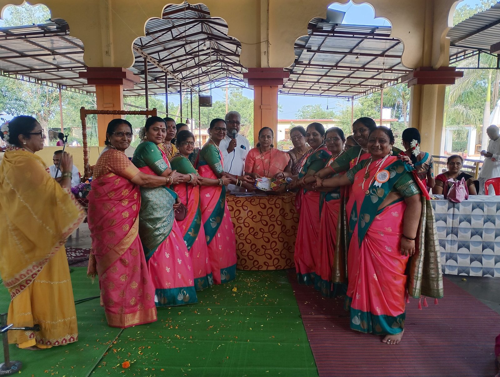 आपण, करूया भक्तीचा महोत्सव ! , कृष्ण जन्माष्टमी पर्वानिमित्त ‘कृष्णोत्सव’ भजन सेवाव्रती संमेलन २०२६  श्री नारायणी महिला मंडळ, अमळनेरच्या भक्तिसंगीताची उत्तम कामगिरी; मुक्ताईनगर येथील भजनसंध्येत प्रथम क्रमांकाचे पारितोषिक