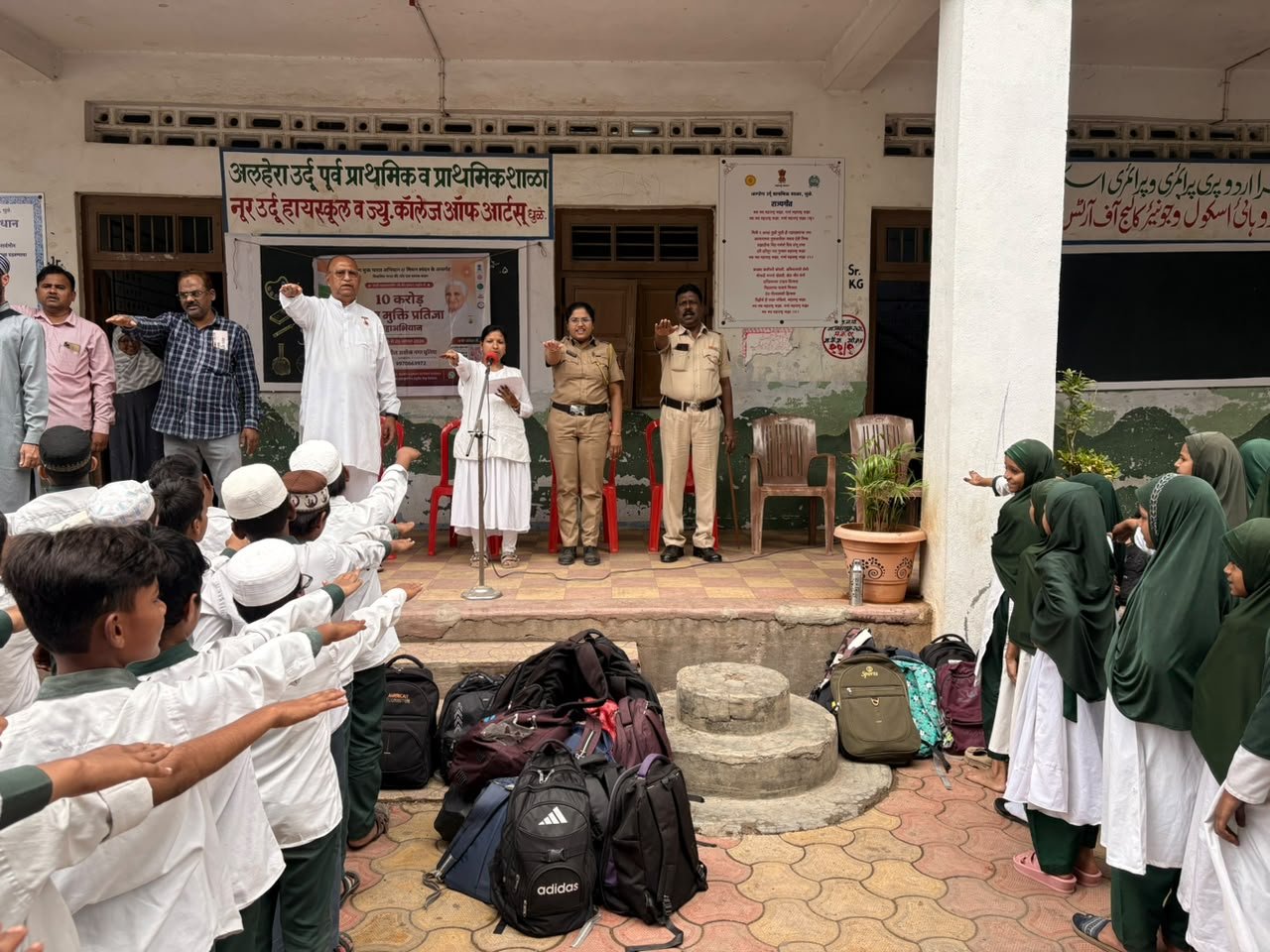 धुळे दामिनी पथकाकडून विद्यार्थ्यांना सायबर सुरक्षेचे धडे; नशामुक्ती प्रतिज्ञेत उत्स्फूर्त सहभाग