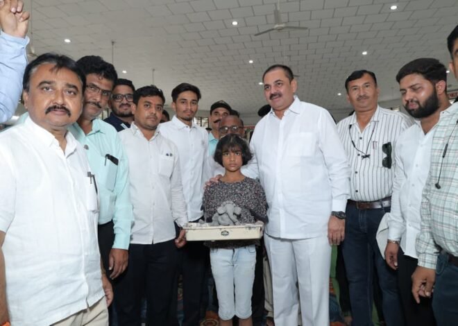 मातीचा गणपती, पर्यावरणाची खरी भक्ती!  अमळनेरात जयनिल फाऊंडेशन आयोजित शाडू माती गणपती कार्यशाळेला उत्स्फूर्त प्रतिसाद