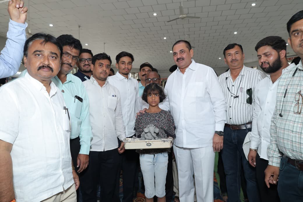 मातीचा गणपती, पर्यावरणाची खरी भक्ती!  अमळनेरात जयनिल फाऊंडेशन आयोजित शाडू माती गणपती कार्यशाळेला उत्स्फूर्त प्रतिसाद