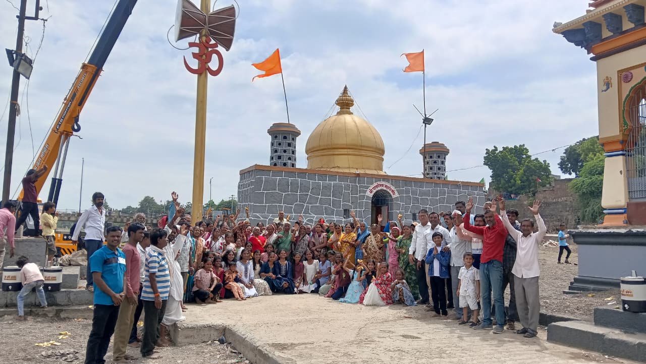 हर हर महादेव’च्या जयघोषात पाताळेश्वर मंदिरात ४१ फुटी त्रिशूलाची स्थापना  ,बोरी नदीच्या मध्यभागी वसलेल्या २०० वर्षे जुन्या पाताळेश्वर मंदिरात ४१ फुटी त्रिशूलाची भव्य स्थापना
