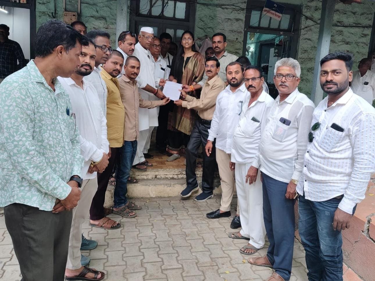 धनगर समाजाच्या चार प्रमुख मागण्यांसाठी अमळनेर तहसीलदारांना निवेदन , बन्सीलाल भागवत यांच्या नेतृत्वाखाली मुख्यमंत्री देवेंद्र फडणवीस यांच्या नावे निवेदन सादर