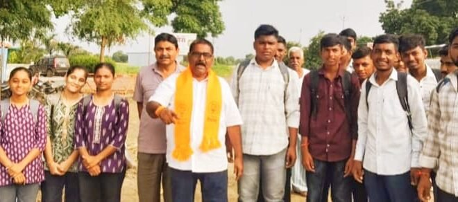 साळवा फाट्यावर विद्यार्थ्यांचा संताप; एसटी बसेस थांबविण्याची मागणी , ▪️बसेस न थांबल्यास विद्यार्थी व शिवसेनेतर्फे रास्तारोको आंदोलनाचा इशारा