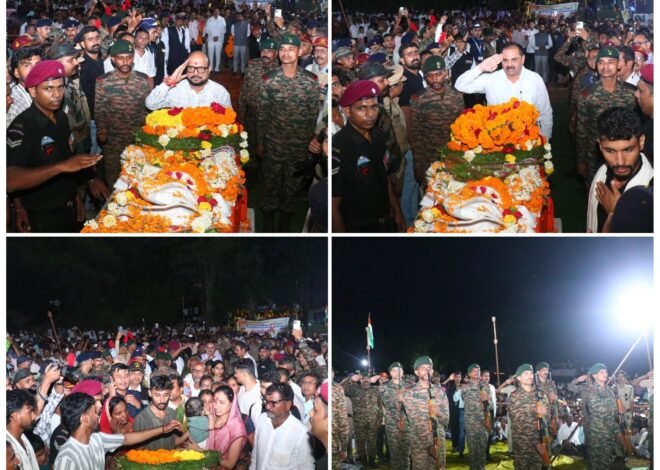 शासकीय इतमामात सेवारत सैनिक लान्स नायक रोहित पाटील यांना साश्रुनयनांनी अखेरचा निरोप*  *पालकमंत्री गुलाबराव पाटील यांनी कुटुंबीयांचे केले सांत्वन*  *”शहीद जवान अमर रहे”च्या घोषणांनी पंचक्रोशीतील ग्रामस्थांची श्रद्धांजली*